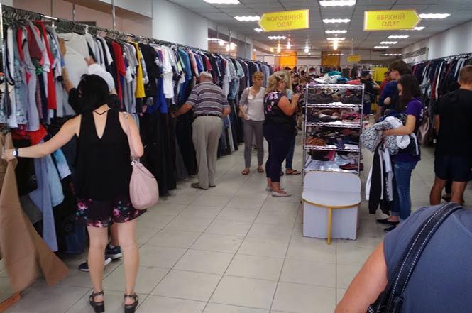Новини Вінниці - фото з Шмотки на вагу: як вінничани в день завозу штурмують секонд-хенд Шмотки на вагу: як вінничани в день завозу штурмують секонд-хенд, фото №5 на сайті 20minut.ua