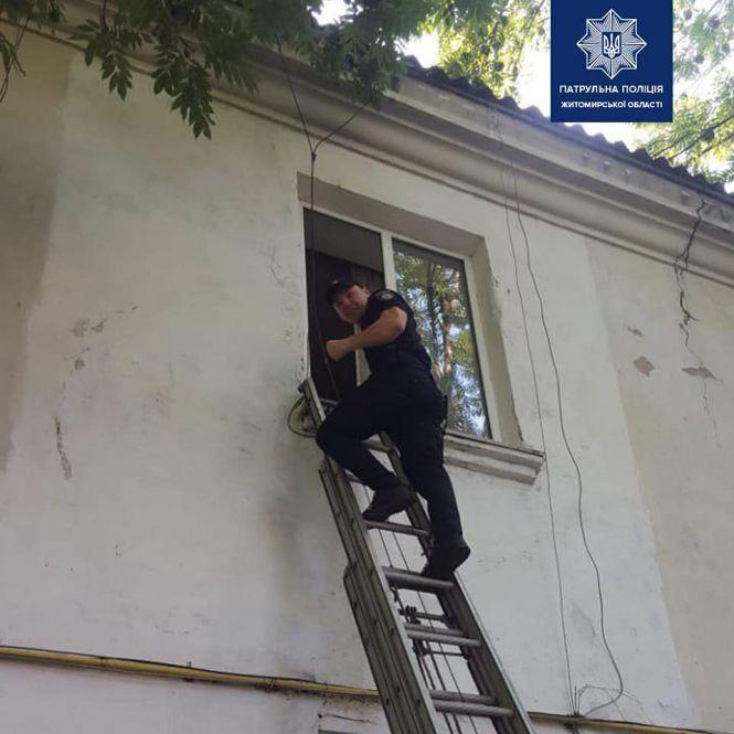 Поки п'яна мати лежала без тями, малі діти залишилися самі в замкненій квартирі, фото №1 на сайті 20minut.ua