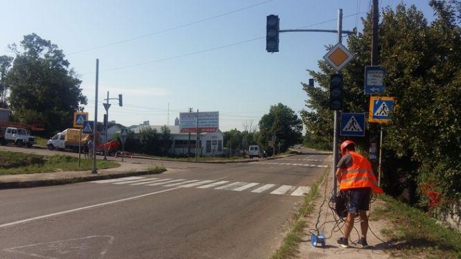 На  автодорозі  М-21 Виступовичі – Житомир – Могилів-Подільський  біля с. Гришківці встановили 18 світлофорів, фото №1 на сайті 20minut.ua