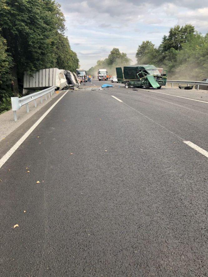 Смертельна ДТП під Немировом: через лобове зіткнення авто загинуло двоє людей, фото №2 на сайті 20minut.ua
