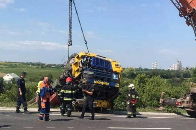 Фура перевернулася на тещиному язиці (ОНОВЛЕНО), фото №3 на сайті 20minut.ua