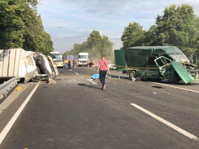 Смертельна ДТП під Немировом: через лобове зіткнення авто загинуло двоє людей, фото №1 на сайті 20minut.ua