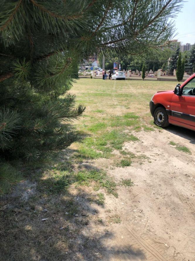 Новини Тернополя - фото з Фото дня: припаркований автомобіль скотився і врізався у паркан храму Фото дня: припаркований автомобіль скотився і врізався у паркан храму, фото №1 на сайті 20minut.ua