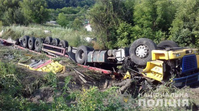 Новини Вінниці - фото з Моторошна ДТП: вінничанин перекинувся на вантажівці «ДАФ». Загиблого вирізали рятувальники Моторошна ДТП: вінничанин перекинувся на вантажівці «ДАФ». Загиблого вирізали рятувальники, фото №2 на сайті 20minut.ua