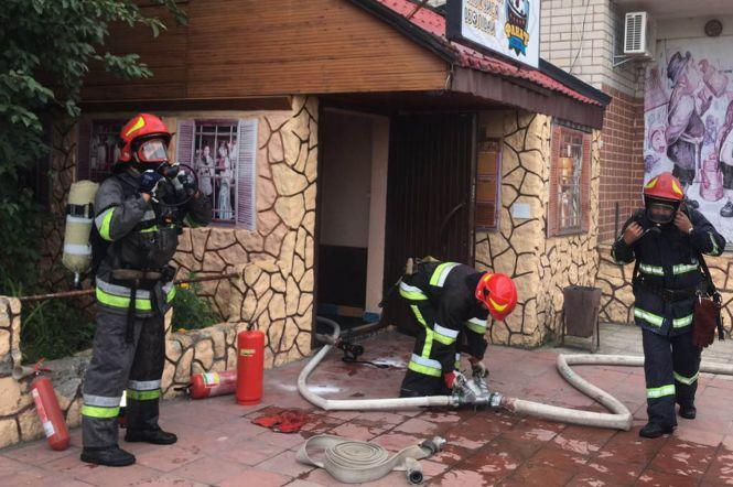 У Нетішині посеред білого дня горів бар, фото №1 на сайті vsim.ua