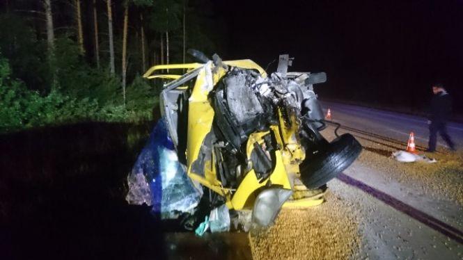 В Олевському районі мікроавтобус зіткнувся з легковиком: водія автівки визволяли рятувальники, фото №2 на сайті 20minut.ua