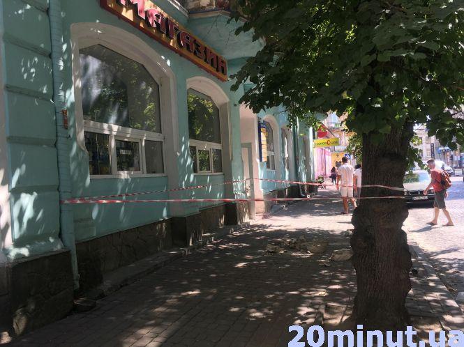Новини Тернополя - фото з У центрі Тернополя із другого поверху випав чоловік У центрі Тернополя із другого поверху випав чоловік, фото №2 на сайті 20minut.ua