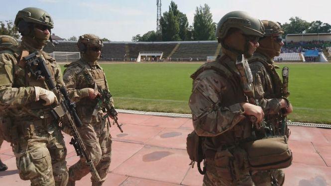Новини Вінниці - фото з Авіашоу, постріли та футбол: як на міський стадіон висадився десант Авіашоу, постріли та футбол: як на міський стадіон висадився десант, фото №4 на сайті 20minut.ua