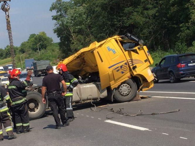 Новини Вінниці - фото з Моторошна ДТП: вінничанин перекинувся на вантажівці «ДАФ». Загиблого вирізали рятувальники Моторошна ДТП: вінничанин перекинувся на вантажівці «ДАФ». Загиблого вирізали рятувальники, фото №1 на сайті 20minut.ua