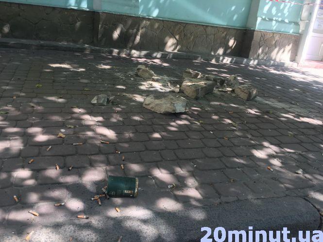 Новини Тернополя - фото з У центрі Тернополя із другого поверху випав чоловік У центрі Тернополя із другого поверху випав чоловік, фото №1 на сайті 20minut.ua
