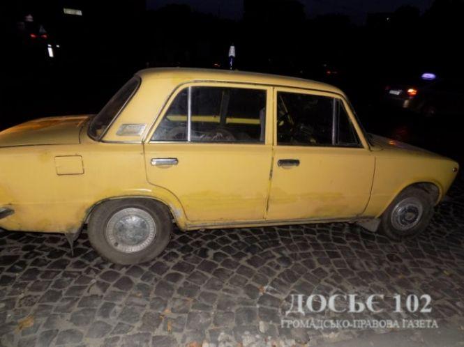 Новини Тернополя - фото з О 3-й ночі на Б. Хмельницького п'яні молодики хотіли вкрасти  О 3-й ночі на Б. Хмельницького п'яні молодики хотіли вкрасти