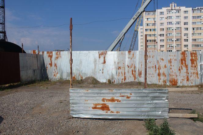 Новини Вінниці - фото з Мешканці новобуду сваряться з сусідом-забудовником через паркан Мешканці новобуду сваряться з сусідом-забудовником через паркан, фото №1 на сайті 20minut.ua