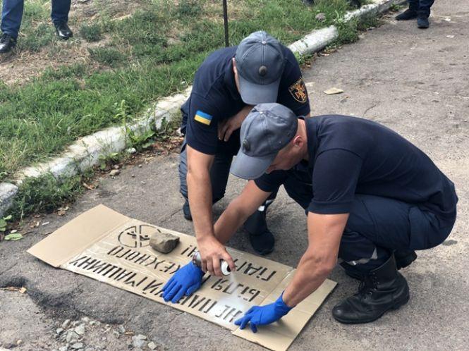 У Житомир:і рятувальники провели флешмоб, рекомендуючи водіям не паркувати автівки на пожежних гідрантах, фото №4 на сайті 20minut.ua