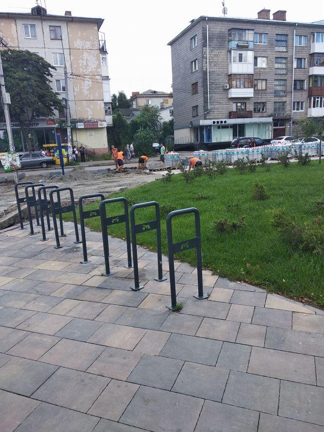 Біля скверу на Лятошинського закінчують благоустрій території. Фотофакт, фото №2 на сайті 20minut.ua