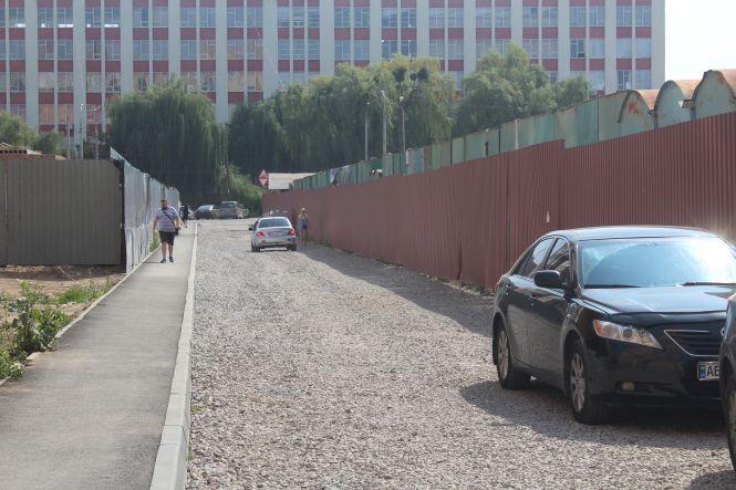 Новини Вінниці - фото з Мешканці новобуду сваряться з сусідом-забудовником через паркан Мешканці новобуду сваряться з сусідом-забудовником через паркан, фото №6 на сайті 20minut.ua