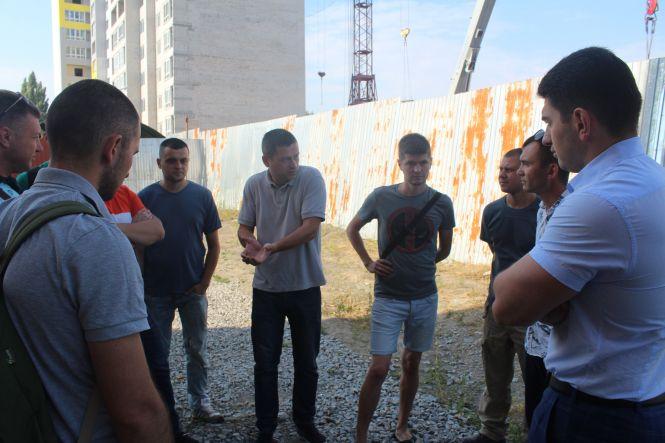 Новини Вінниці - фото з Мешканці новобуду сваряться з сусідом-забудовником через паркан Мешканці новобуду сваряться з сусідом-забудовником через паркан, фото №4 на сайті 20minut.ua