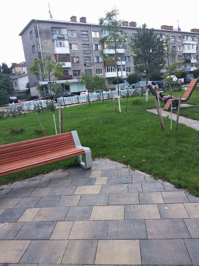 Біля скверу на Лятошинського закінчують благоустрій території. Фотофакт, фото №1 на сайті 20minut.ua