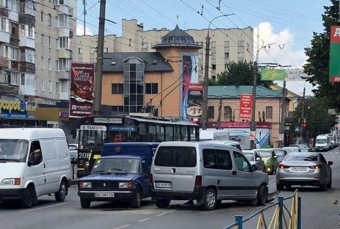 У центрі Хмельницького сталася ДТП, що заблокувала рух транспорту, фото №2 на сайті vsim.ua