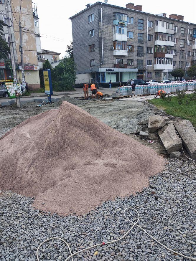 Біля скверу на Лятошинського закінчують благоустрій території. Фотофакт, фото №4 на сайті 20minut.ua