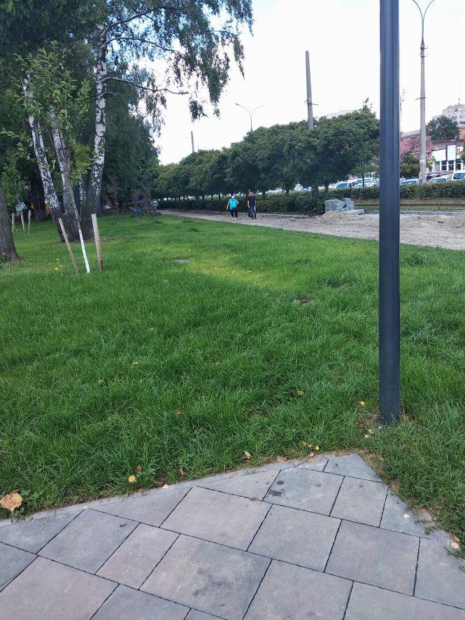 Біля скверу на Лятошинського закінчують благоустрій території. Фотофакт, фото №5 на сайті 20minut.ua