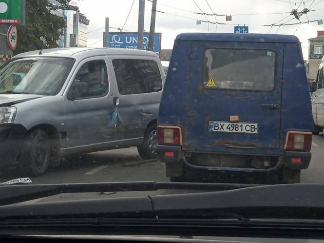 У центрі Хмельницького сталася ДТП, що заблокувала рух транспорту, фото №1 на сайті vsim.ua