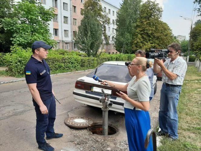 У Житомир:і рятувальники провели флешмоб, рекомендуючи водіям не паркувати автівки на пожежних гідрантах, фото №3 на сайті 20minut.ua