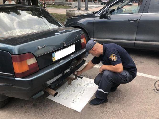 У Житомир:і рятувальники провели флешмоб, рекомендуючи водіям не паркувати автівки на пожежних гідрантах, фото №2 на сайті 20minut.ua