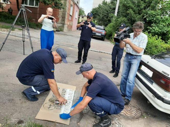 У Житомир:і рятувальники провели флешмоб, рекомендуючи водіям не паркувати автівки на пожежних гідрантах, фото №1 на сайті 20minut.ua
