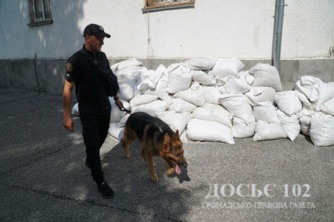Новини Тернополя - фото з Правоохоронці встановлють особу жартівника, який повідомив про замінування двох університетів у Тернополі Правоохоронці встановлють особу жартівника, який повідомив про замінування двох університетів у Тернополі, фото №1 на сайті 20minut.ua