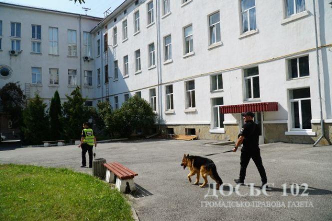 Новини Тернополя - фото з Правоохоронці встановлють особу жартівника, який повідомив про замінування двох університетів у Тернополі Правоохоронці встановлють особу жартівника, який повідомив про замінування двох університетів у Тернополі, фото №2 на сайті 20minut.ua