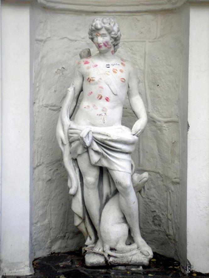 Новини Житомира - фото з У парку ім. Гагаріна - мі-мі-мішний вандалізм: скульптури прикрасили поцілунками У парку ім. Гагаріна - мі-мі-мішний вандалізм: скульптури прикрасили поцілунками, фото №2 на сайті 20minut.ua