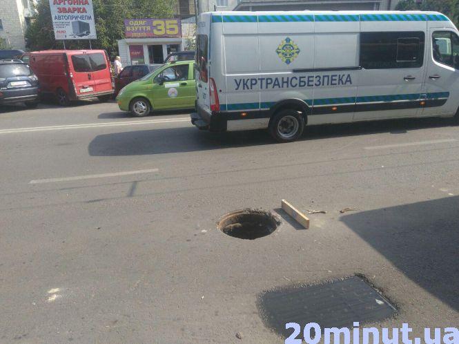 Новини Тернополя - фото з Біля ринку вкрали кришку люка: люди скаржаться, що туди хтось провалиться Біля ринку вкрали кришку люка: люди скаржаться, що туди хтось провалиться, фото №2 на сайті 20minut.ua