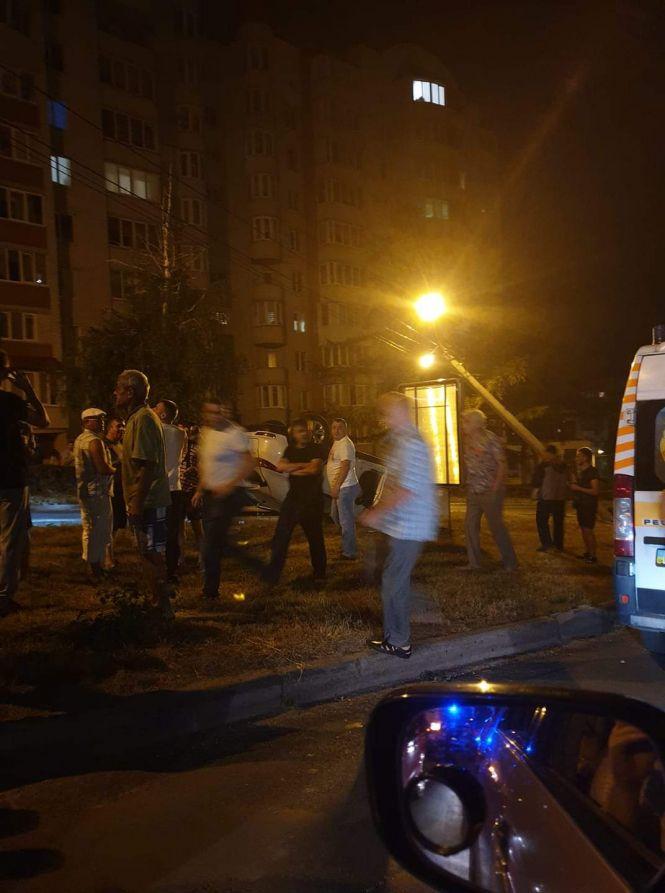 Новини Тернополя - фото з Знову Коновальця, знову стовп: перекинуте авто, пасажира забрала "швидка" (оновлено) Знову Коновальця, знову стовп: перекинуте авто, пасажира забрала "швидка" (оновлено), фото №1 на сайті 20minut.ua