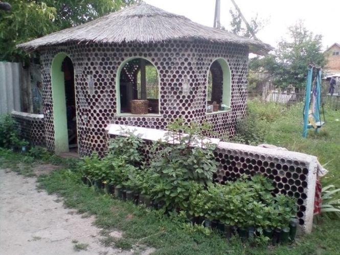 Новини Козятина - фото з Козятинчанин побудував паркан та альтанку з кількох тисяч скляних пляшок Козятинчанин побудував паркан та альтанку з кількох тисяч скляних пляшок, фото №1 на сайті 20minut.ua