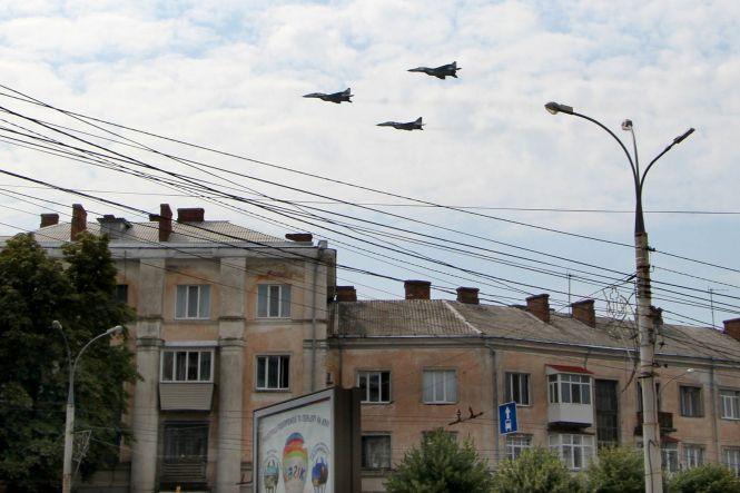 Новини Вінниці - фото з «Дайте номер Гавришівки, я влаштую їм свято!» Реакція вінничан на парад авіатехніки «Дайте номер Гавришівки, я влаштую їм свято!» Реакція вінничан на парад авіатехніки, фото №2 на сайті 20minut.ua