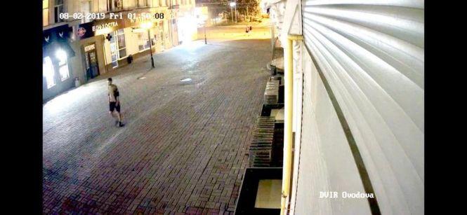 Новини Вінниці - фото з Невідомий чоловік розбив вхідні двері вінницького апеляційного суду Невідомий чоловік розбив вхідні двері вінницького апеляційного суду, фото №3 на сайті 20minut.ua