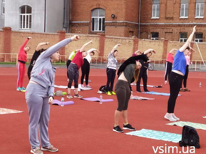 Новини Хмельницького - фото з “Fitness City”: у Хмельницькому на стадіоні займаються пілатесом “Fitness City”: у Хмельницькому на стадіоні займаються пілатесом, фото №7 на сайті vsim.ua