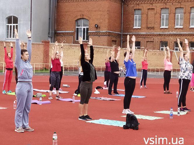 Новини Хмельницького - фото з “Fitness City”: у Хмельницькому на стадіоні займаються пілатесом “Fitness City”: у Хмельницькому на стадіоні займаються пілатесом, фото №6 на сайті vsim.ua