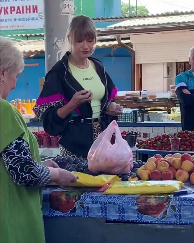 Позувала з вівцями та 