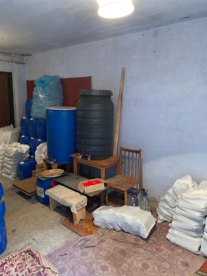 Коньяк на розлив: на Хмельниччині накрили підпільний алкоцех  (ФОТО), фото №2 на сайті vsim.ua