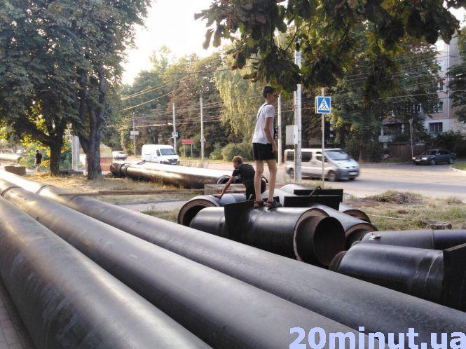 Новини Тернополя - фото з "Діти бігають по трубах" : тернополянка скаржиться на ремонтні роботи на “Східному” "Діти бігають по трубах" : тернополянка скаржиться на ремонтні роботи на “Східному”, фото №3 на сайті 20minut.ua