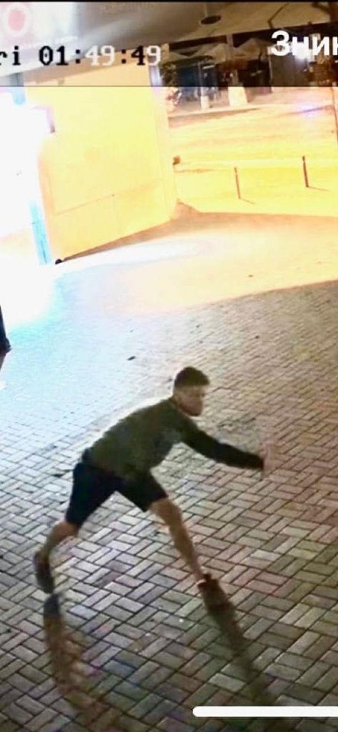 Новини Вінниці - фото з Невідомий чоловік розбив вхідні двері вінницького апеляційного суду Невідомий чоловік розбив вхідні двері вінницького апеляційного суду, фото №4 на сайті 20minut.ua