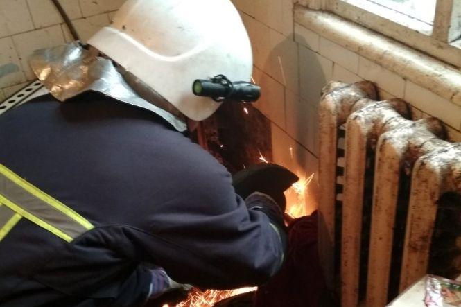 Застряг між стіною та трубою: як у Кам'янці рятували чоловіка (ФОТО), фото №2 на сайті vsim.ua