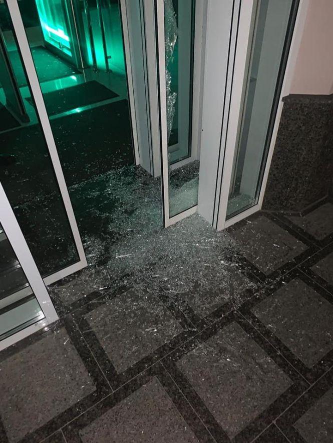 Новини Вінниці - фото з Невідомий чоловік розбив вхідні двері вінницького апеляційного суду Невідомий чоловік розбив вхідні двері вінницького апеляційного суду, фото №2 на сайті 20minut.ua