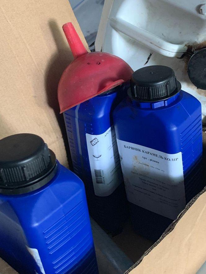 Коньяк на розлив: на Хмельниччині накрили підпільний алкоцех  (ФОТО), фото №1 на сайті vsim.ua