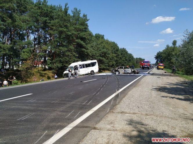 Постраждало 24 людини: автобус "Київ-Хмельницький" потрапив у жахливу ДТП (ОНОВЛЕНО), фото №4 на сайті vsim.ua