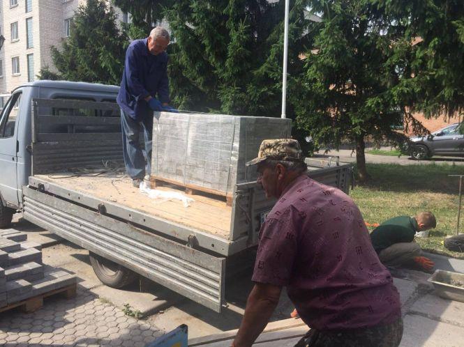 Активно триває оновлення тротуару від залізничного мосту до памятника Грушевському, фото №2 на сайті 20minut.ua