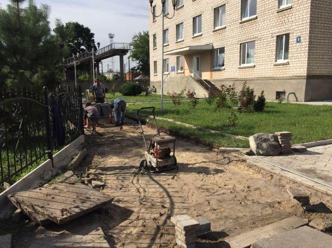 Активно триває оновлення тротуару від залізничного мосту до памятника Грушевському, фото №1 на сайті 20minut.ua