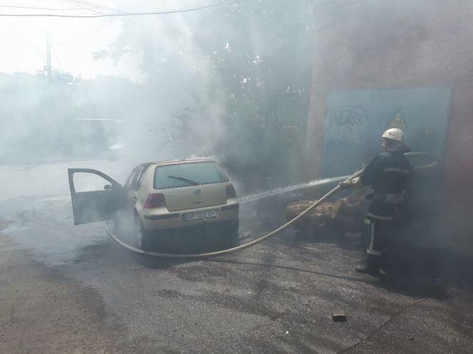 У Вінниці на Масиві п’ятеро пожежників гасили палаючий Volkswagen Golf, фото №2 на сайті 20minut.ua