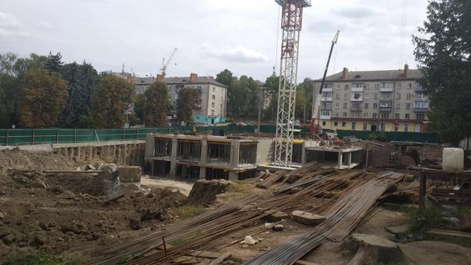 Новини Тернополя - фото з На Миру стріла будівельного крану знову висить над дорогою. Будівельники кажуть, що нічого не порушують На Миру стріла будівельного крану знову висить над дорогою. Будівельники кажуть, що нічого не порушують, фото №1 на сайті 20minut.ua
